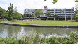 907117 Gezicht op het Park Paardenveld te Utrecht, vanaf de Daalsesingel, met op de achtergrond de parkeergarage ...